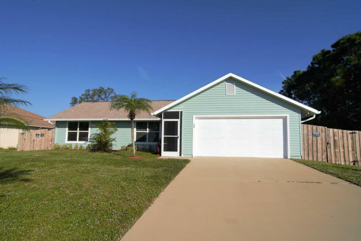 Property Photo:  109 SW Twig Avenue  FL 34983 