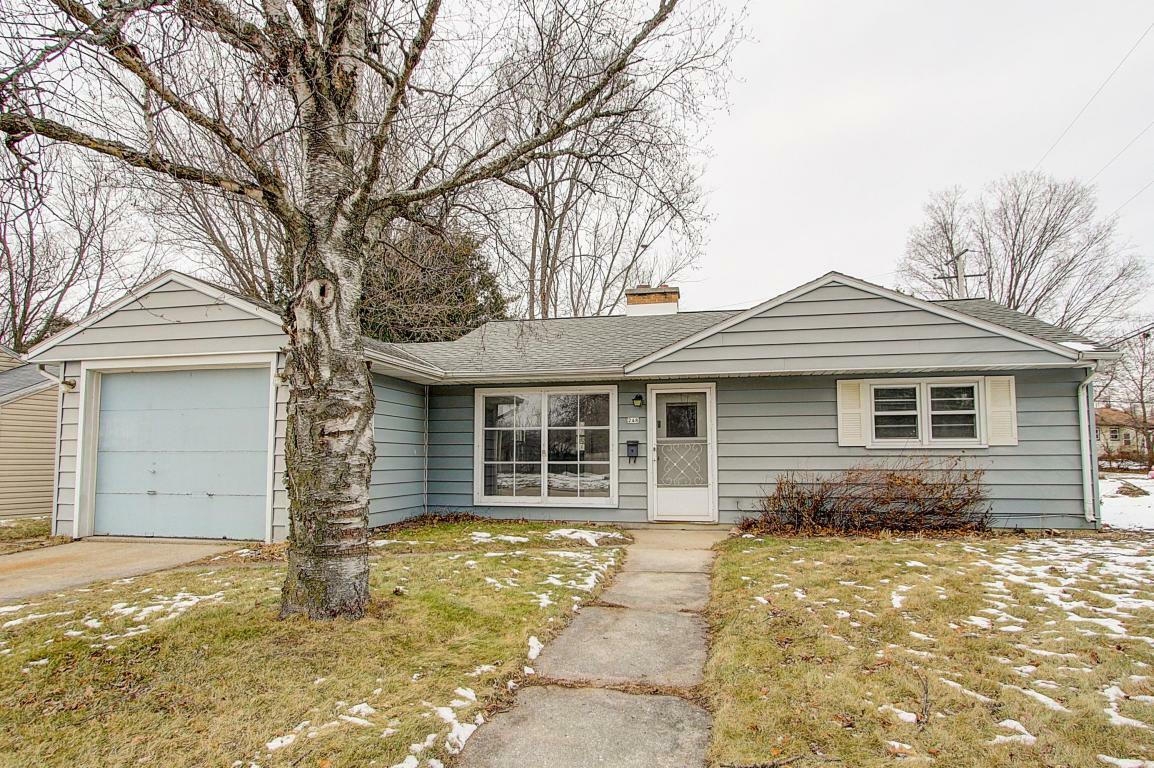 Property Photo:  248 Hawthorn Dr  WI 53095 