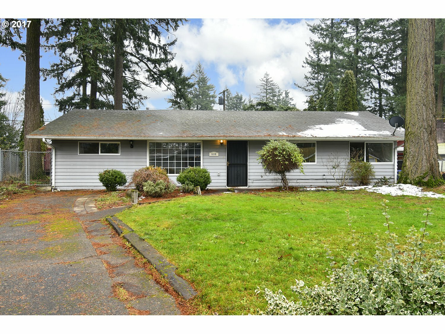 Property Photo:  608 SE 136th Ave  OR 97233 