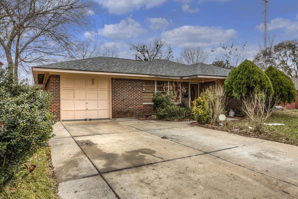 Property Photo: 2135 Vinita Street TX 77034