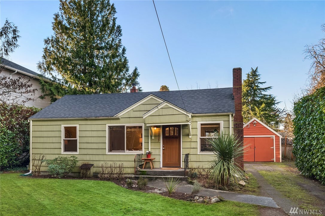 Property Photo:  12527 Dayton Ave N  WA 98133 