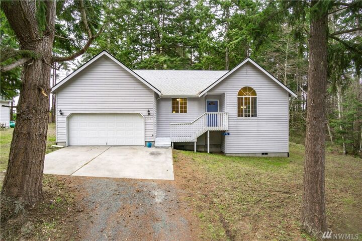 Property Photo:  973 NE Pennington Lp  WA 98239 