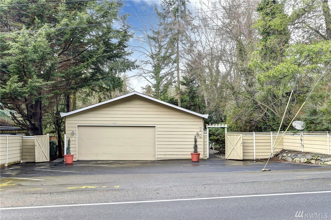 Property Photo:  9515 Sand Point Way NE  WA 98115 