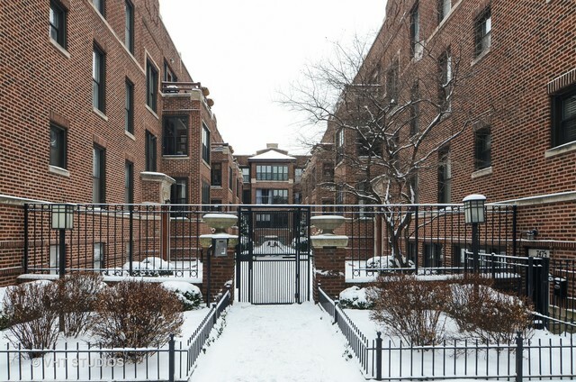 Property Photo:  741 Cornelia Avenue 2N  IL 60657 