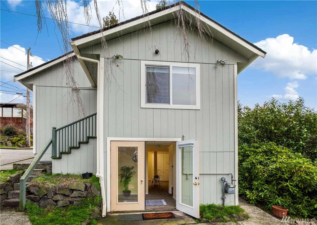 Property Photo:  909 W Emerson St  WA 98119 