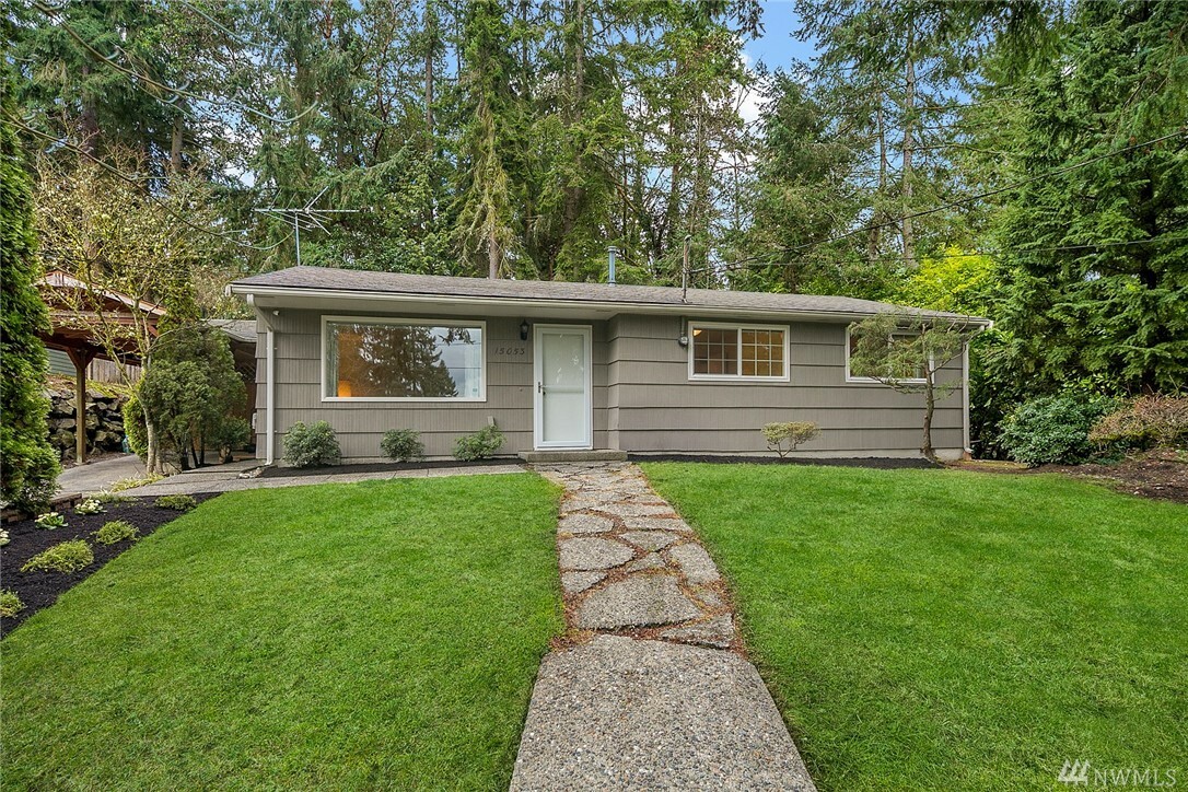 Property Photo:  15053 SE 44th St  WA 98006 