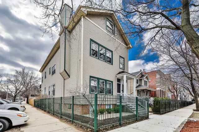 Property Photo: 1301 Nelson Street IL 60657