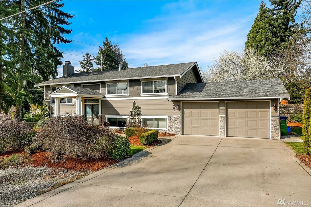 Property Photo:  604 9th Ave  WA 98033 