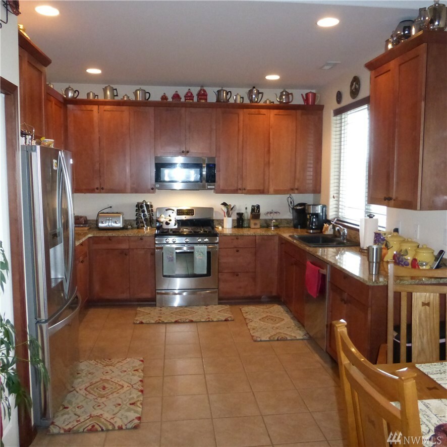 Property Photo:  2414 N Delphine St  WA 98926 