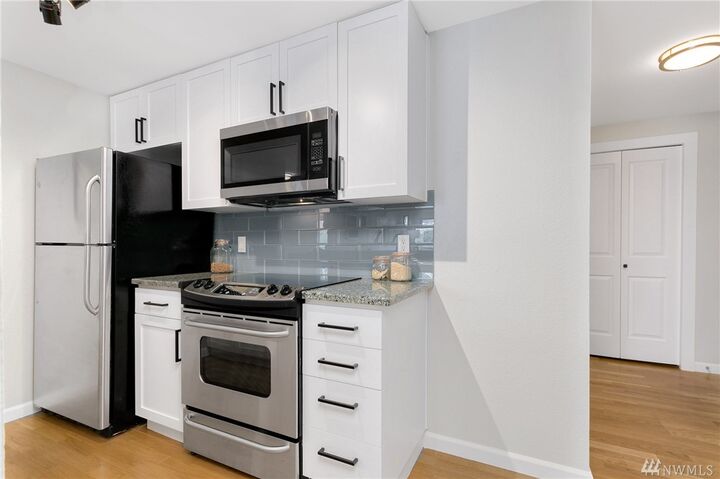 Property Photo: 3045 20th Ave W 407 WA 98199