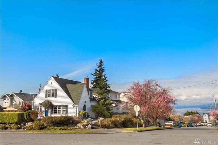 Property Photo:  4103 SW Rose St  WA 98136 