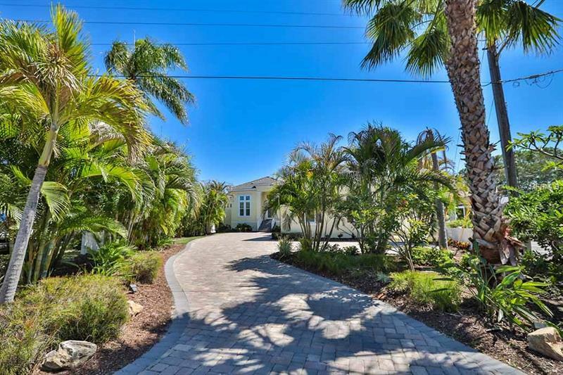 Property Photo:  505 Lillian Drive  FL 33708 