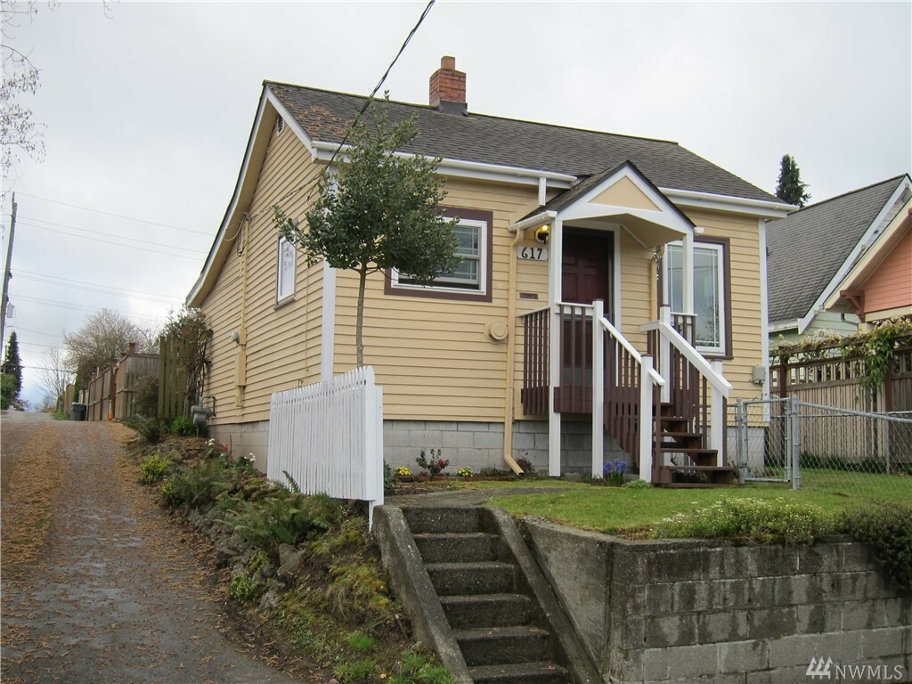 Property Photo:  617 12th St  WA 98337 