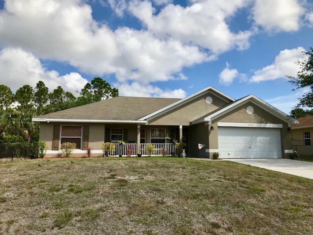 Property Photo:  1721 Nandina Court NW  FL 32907 