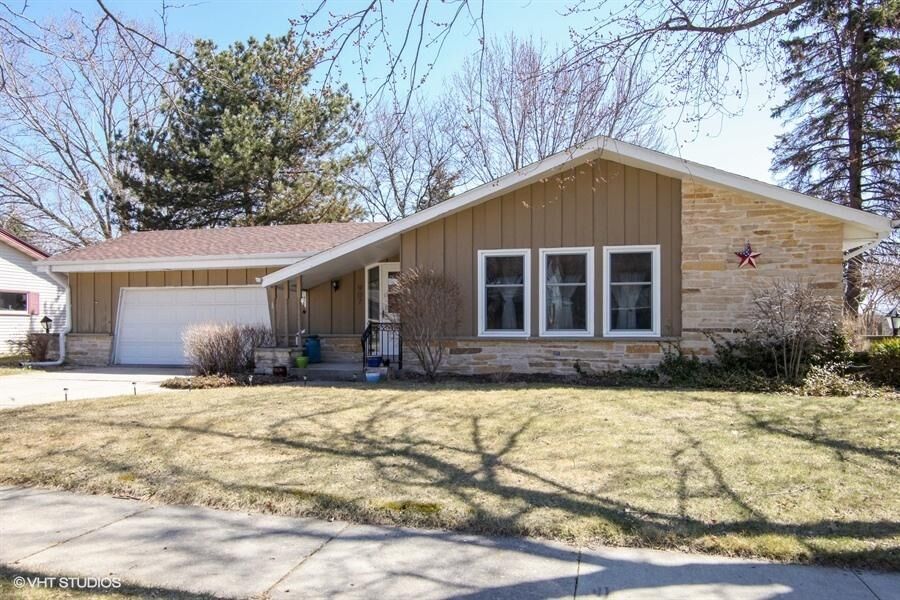 Property Photo: 907 Decker Dr WI 53090