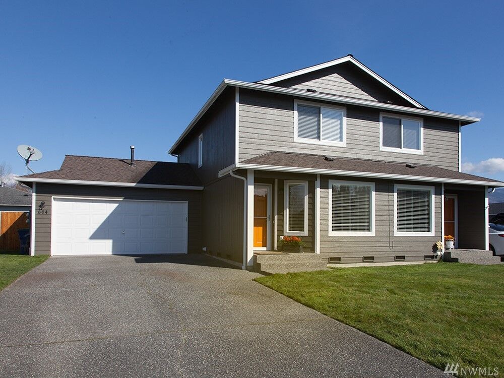 Property Photo: 604606 Hyatt St WA 98284