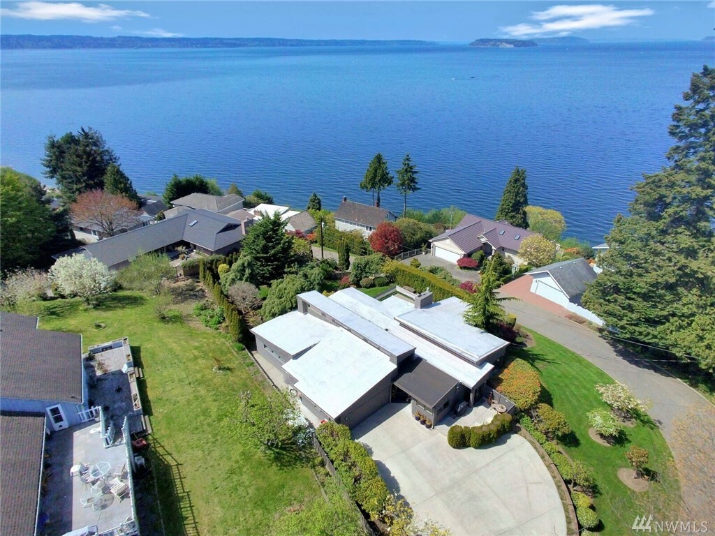 Property Photo:  1210 Madrona Ave  WA 98203 