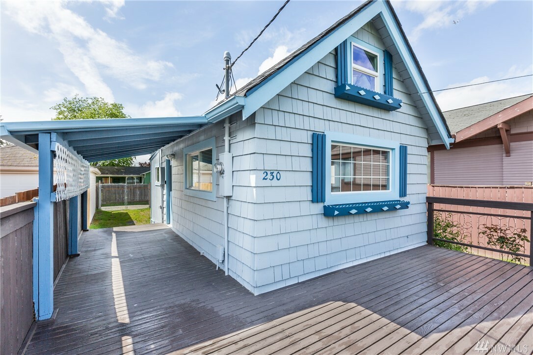 Property Photo:  230 13th St SE  WA 98002 