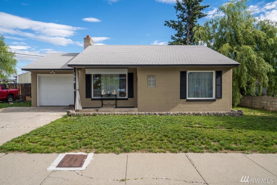 Property Photo:  1018 Lindy St  WA 98801 