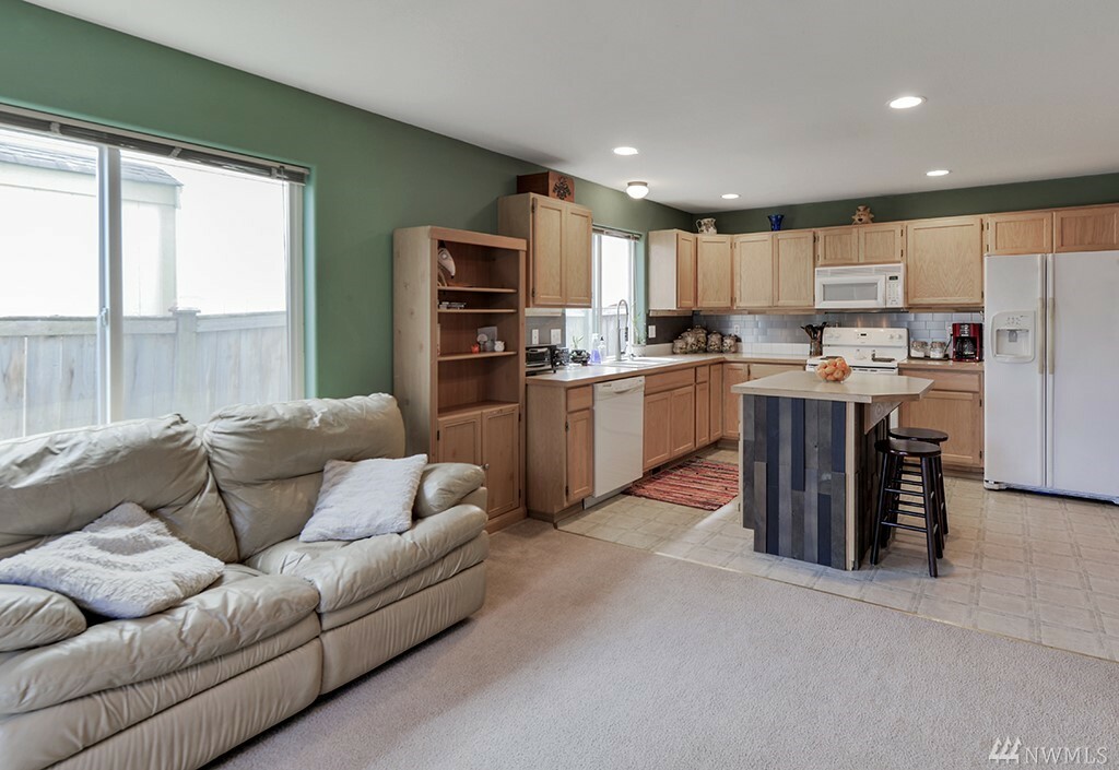 Property Photo: 7907 206th St Ct E WA 98387
