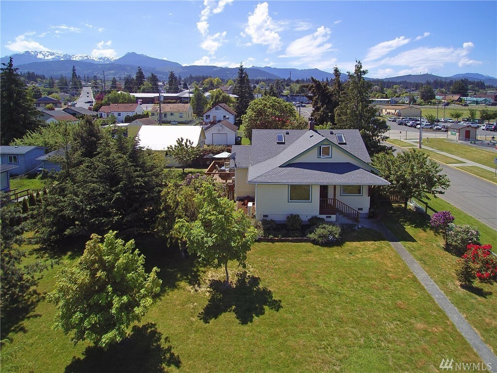 Property Photo:  302 E 12th St  WA 98362 