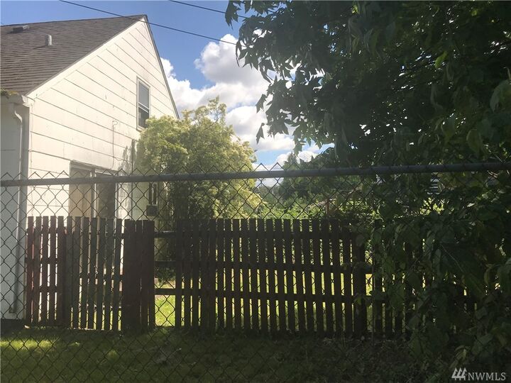Property Photo:  1112 S 7th St  WA 98405 