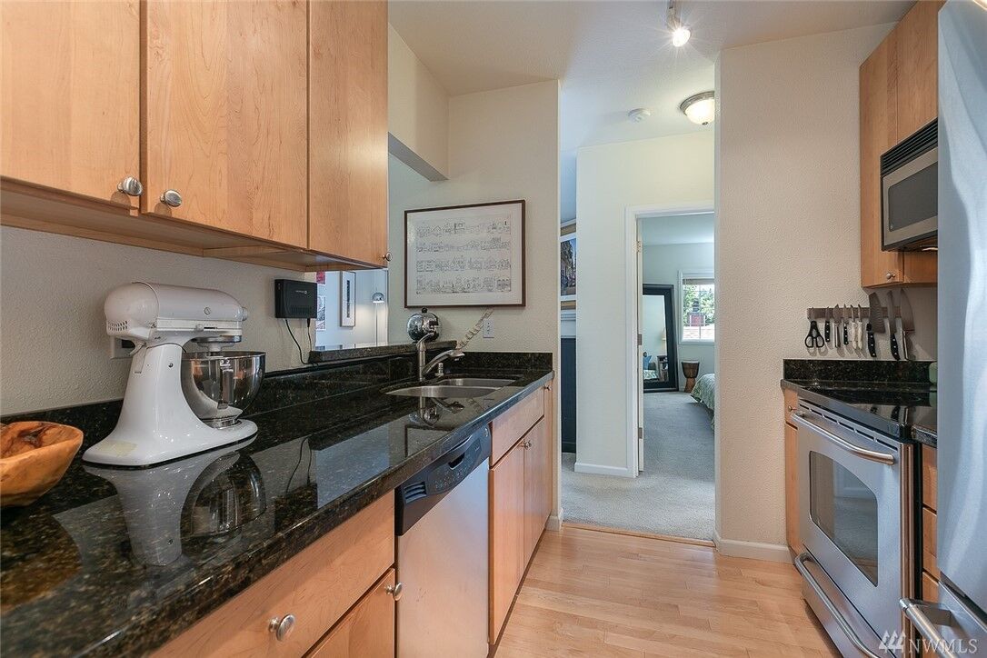 Property Photo:  2760 76th Ave SE 402  WA 98040 