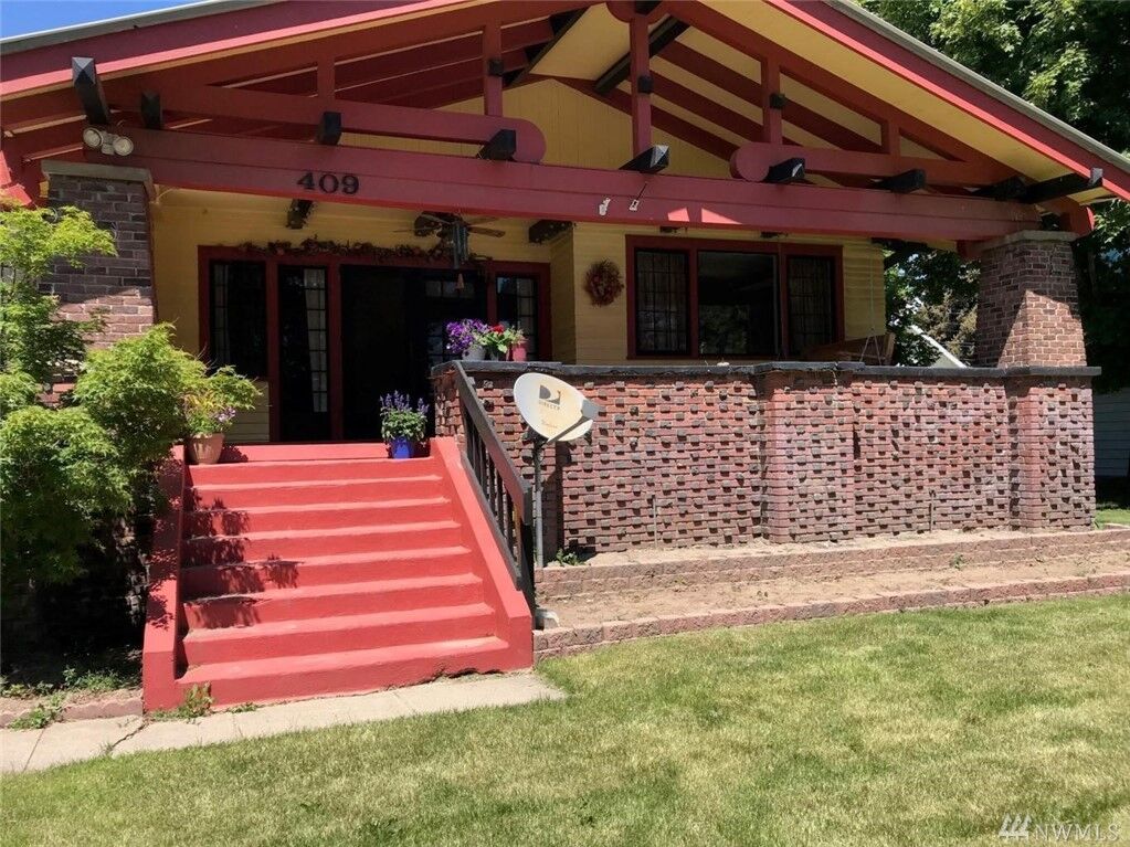 Property Photo:  409 E Locust St  WA 98858 