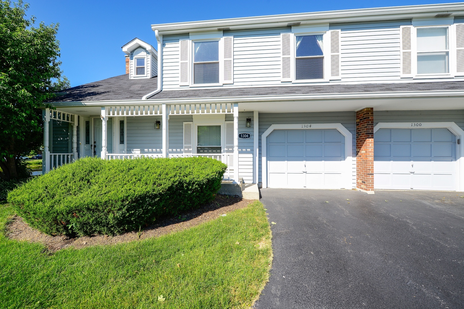 Property Photo: 1304 Queensgreen Circle IL 60563