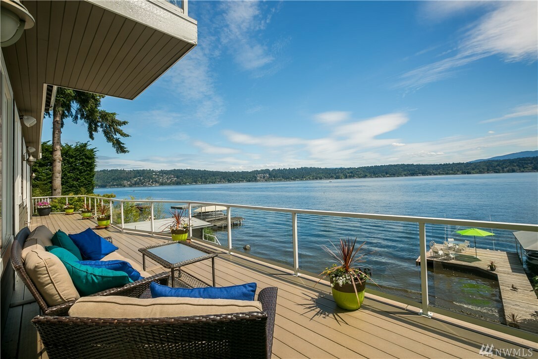 Property Photo:  668 Lake Sammamish Lane NE  WA 98008 