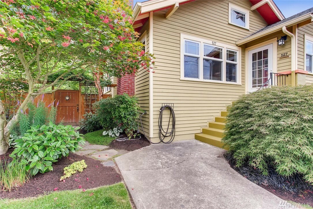 Property Photo:  527 26th Ave  WA 98122 