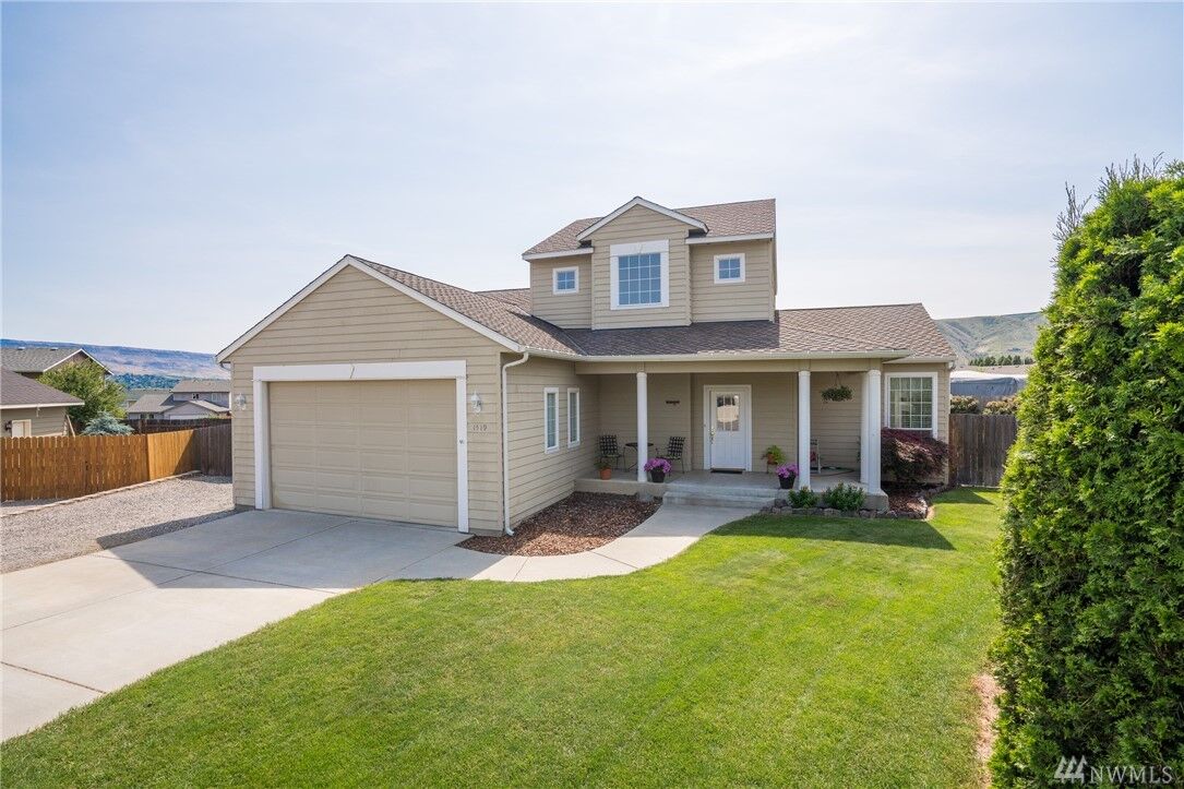 Property Photo:  1519 Willow Place  WA 98801
