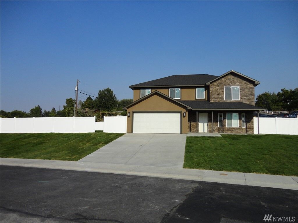 Property Photo:  1913 S Beaumont Dr  WA 98837 