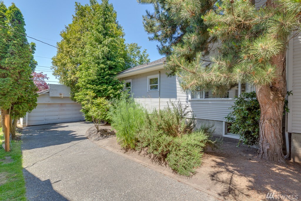 Property Photo:  928 Hoyt Ave  WA 98201 