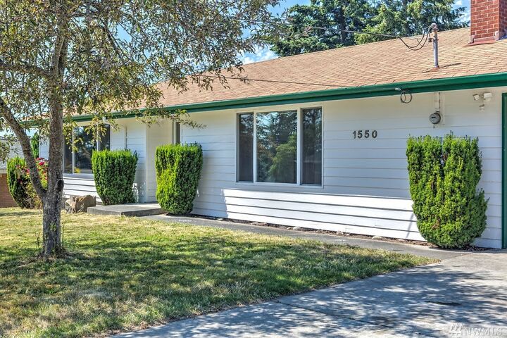 Property Photo:  1550 NE 8th Ave  WA 98277 