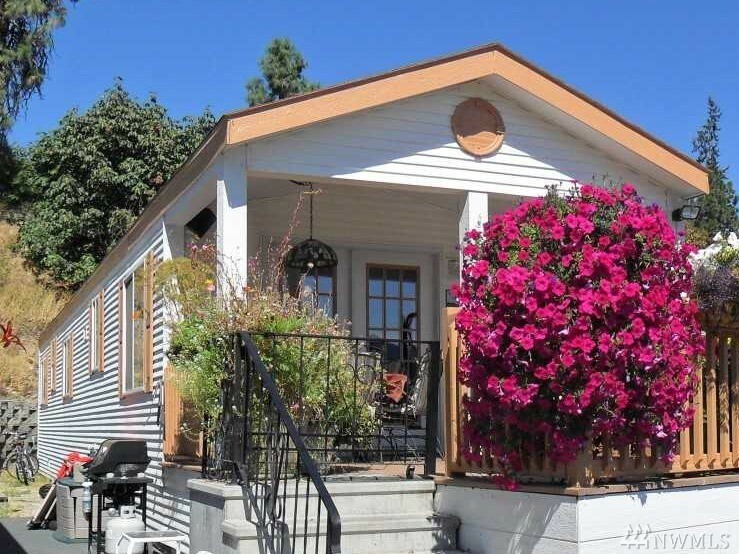 Property Photo: 11155 S Lakeshore Rd 17A WA 98816