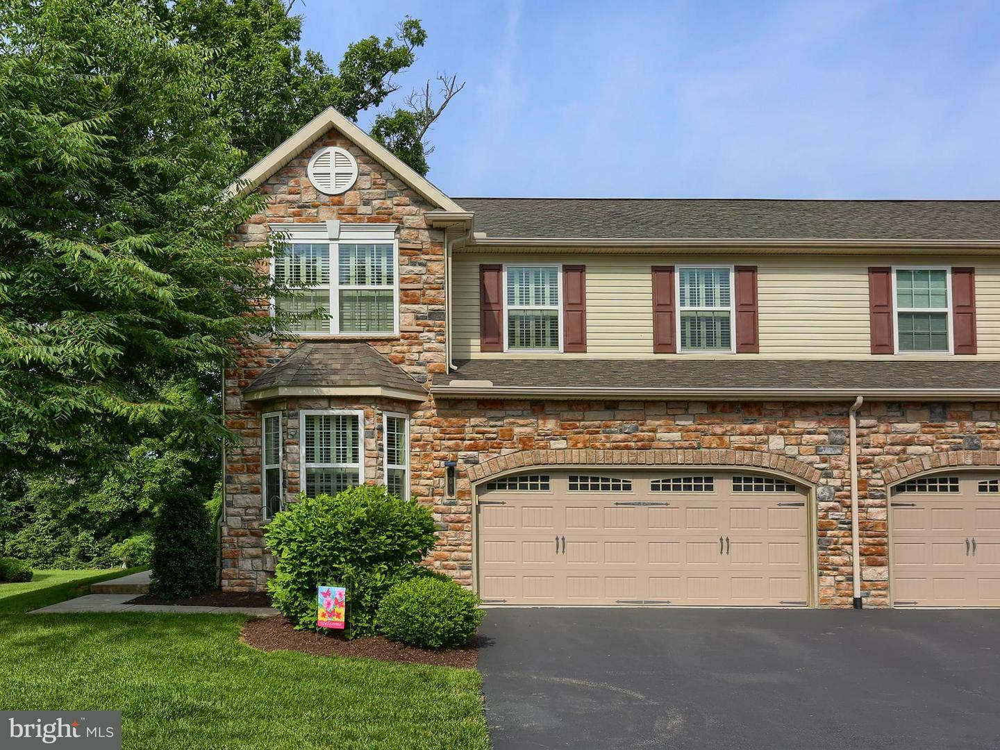 Property Photo:  301 Pin Oak Court  PA 17050 