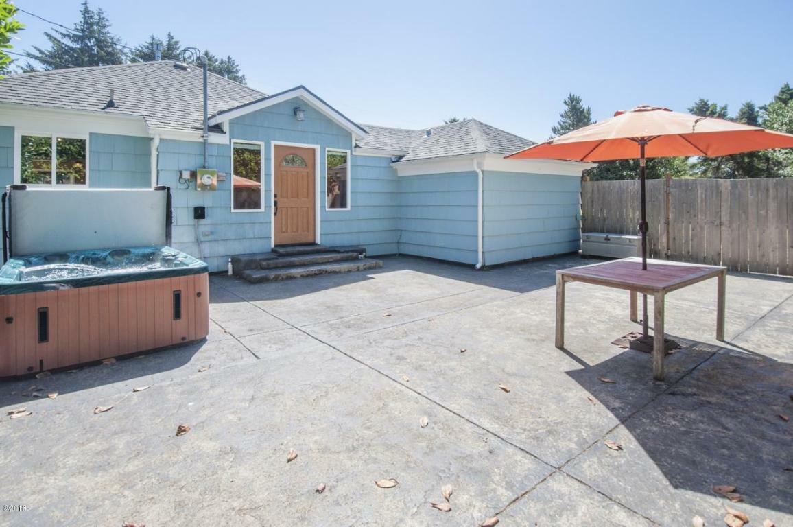 Property Photo: 641 SE Inlet Avenue OR 97367