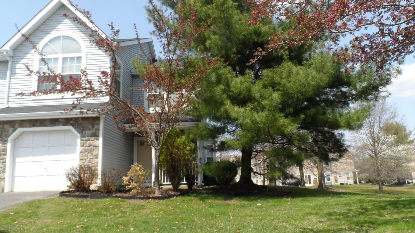 Property Photo:  16 Hunt Court  NJ 07753 