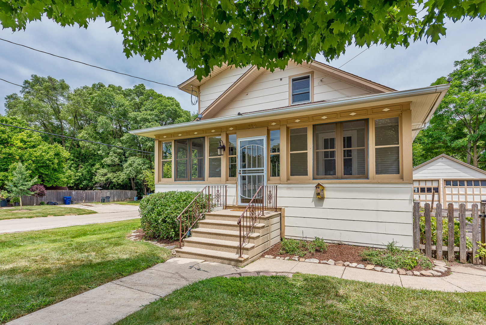 Property Photo:  120 6th Avenue  IL 60174 