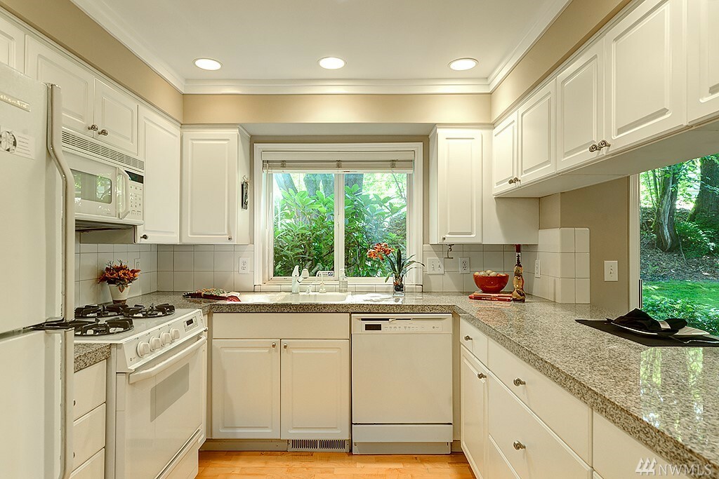 Property Photo: 210 10th St 4 WA 98033