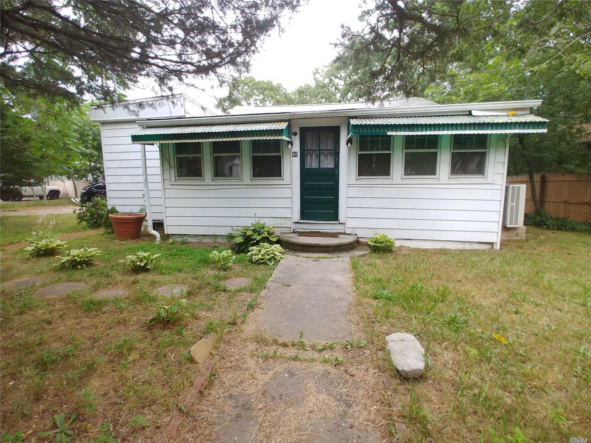 Property Photo:  90 Woodroad Trail  NY 11901 