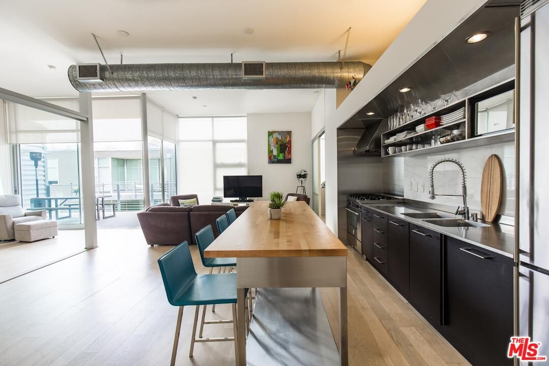 Property Photo: 4080 Glencoe Ave 421 CA 90292