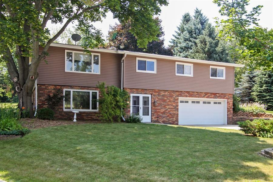 Property Photo:  2213 Cottage Ct  WI 53188 