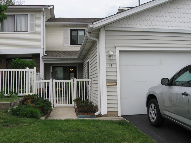 Property Photo:  11 Waterford Drive 11  IL 60194 