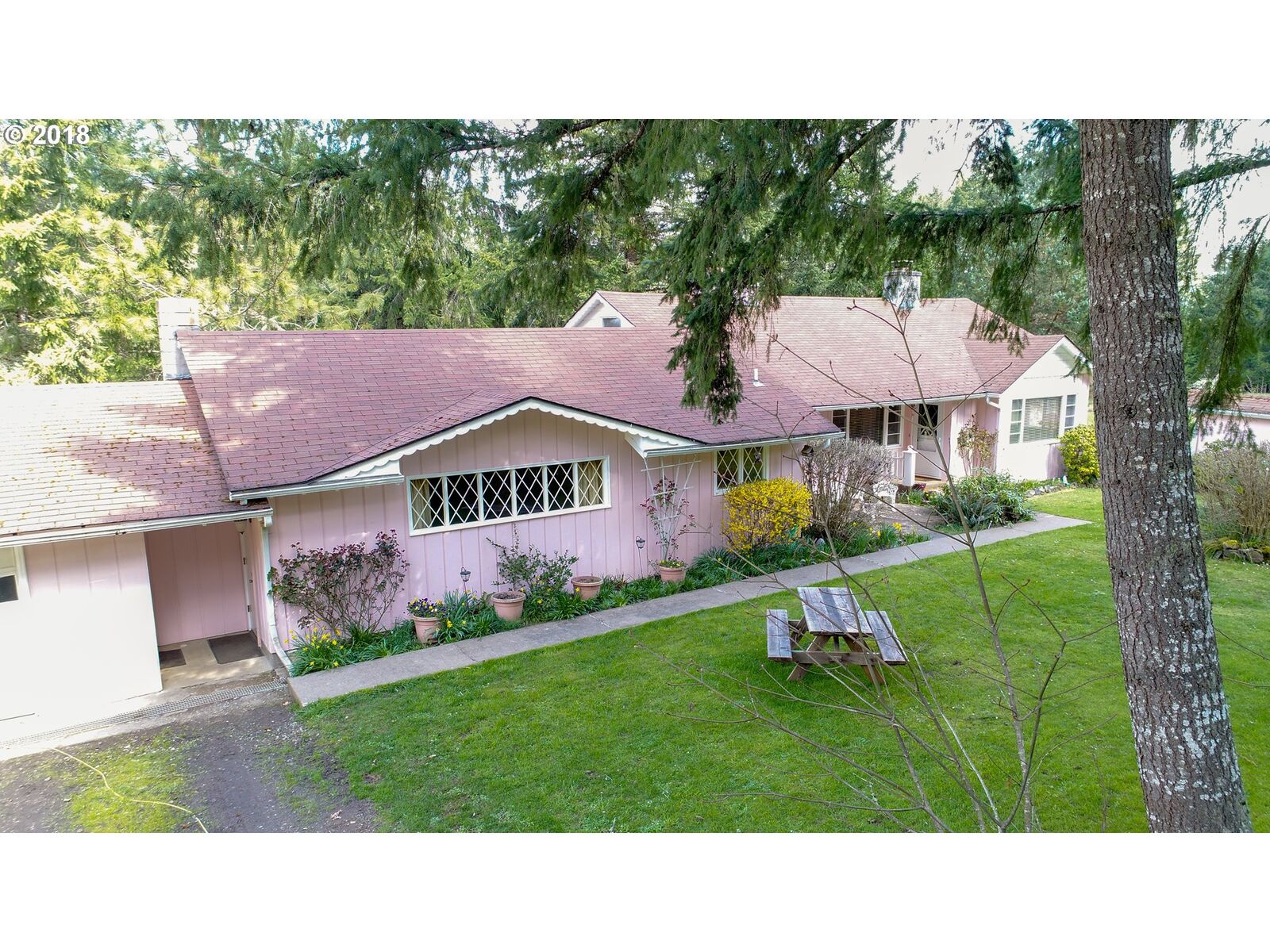 Property Photo: 5225 Territorial Hwy OR 97424