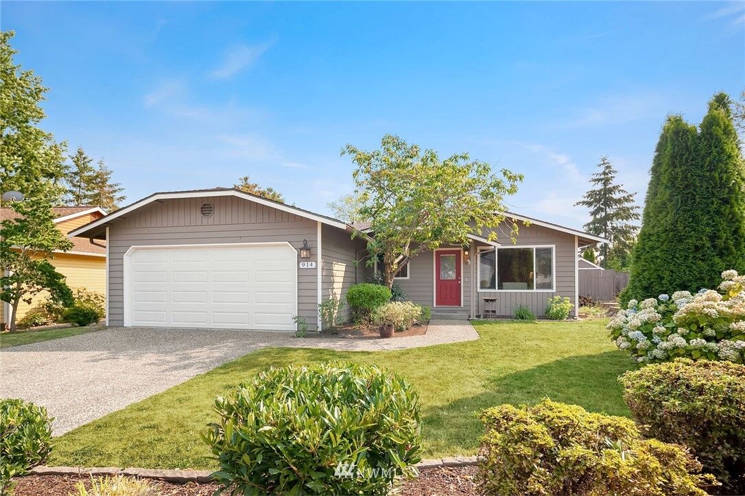 Property Photo:  914 235th Street SW  WA 98021 