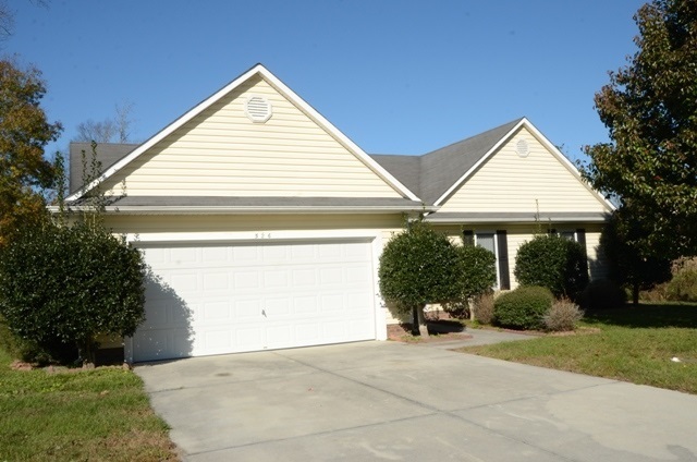 Property Photo:  526 Raintree Road  NC 28540 