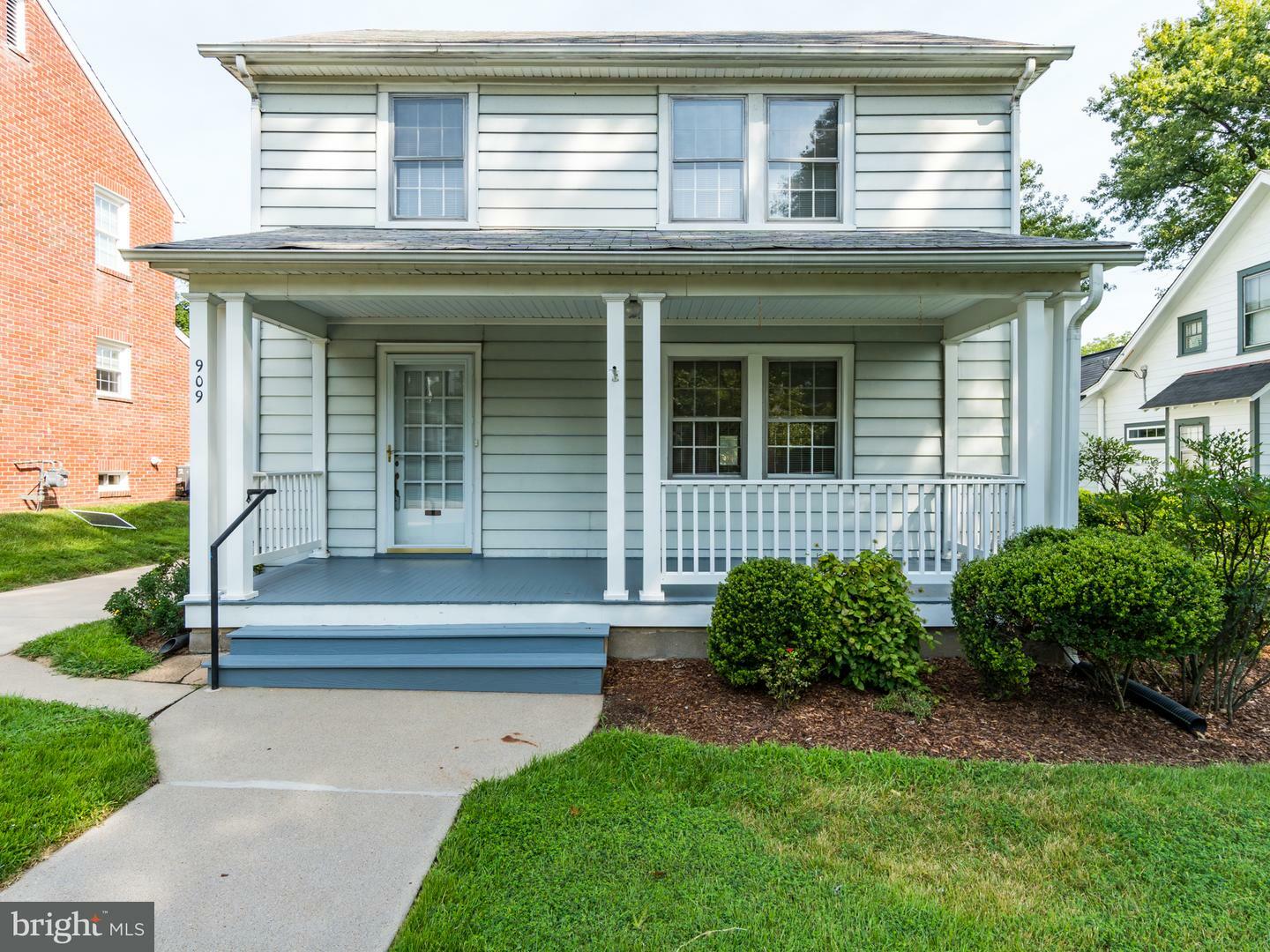 Property Photo:  909 William Street  VA 22401 