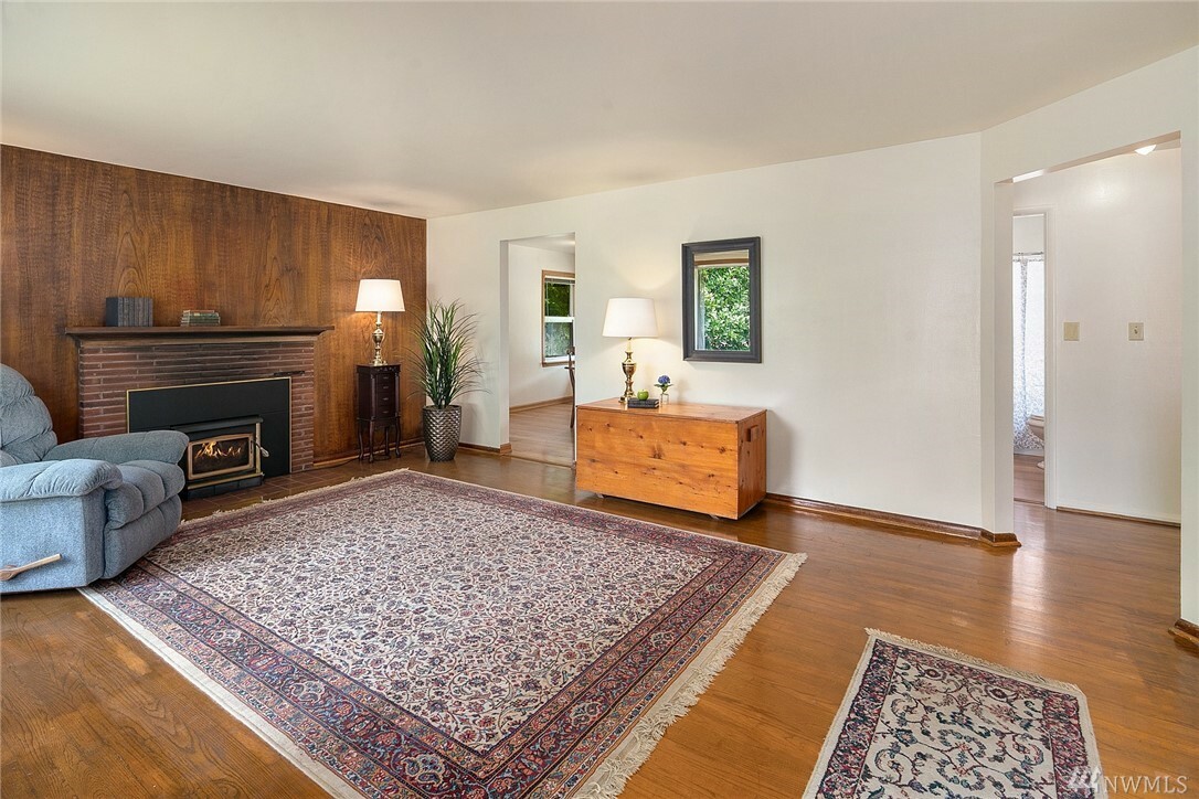 Property Photo: 3049 S 148th St WA 98168